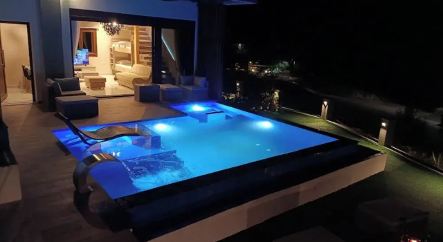 Номер Luxury рядом с пляжем The Diamond of Kriaritsi private pools