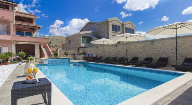 Вилла Grebastica Poolside Villa