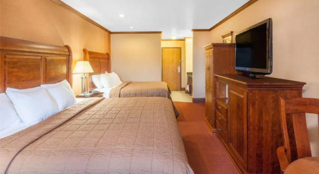 Четырёхместный номер Standard Ramada by Wyndham Mackinaw City Waterfront