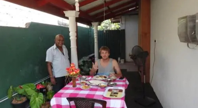Dinesh Restaurant & Guest House, Забронировать Гостевой дом Хиккадува Округ Галле