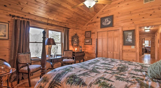 Коттедж Dream Catcher: Luxe Cabin w/ Large Deck + Mtn View