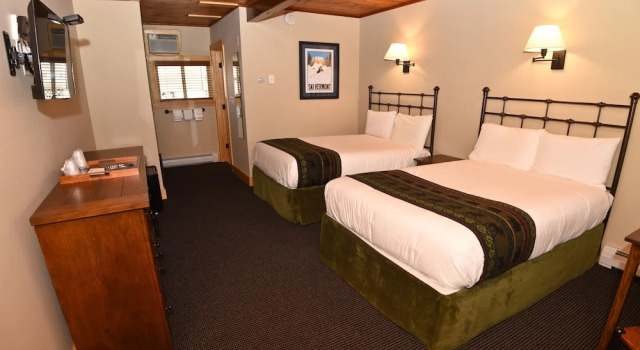 Четырёхместный номер Deluxe с видом на горы Timber Inn Motel