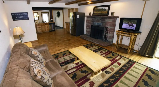 Номер Standard Rocky Mountain Retreat 1A- 4 bedroom/3 bath with personal hot tub offers Panoramic Mountain Views 4 Cabin