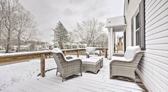 Modern South Bend Getaway ~ 3 Mi to Downtown, Buchen Sie Ferienhaus South Bend Bundesstaat Indiana