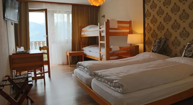 Трёхместный номер Standard с балконом Hotel Surselva