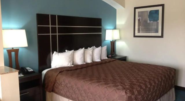 Номер Standard Days Inn by Wyndham Humble/Houston Intercontinental Airport
