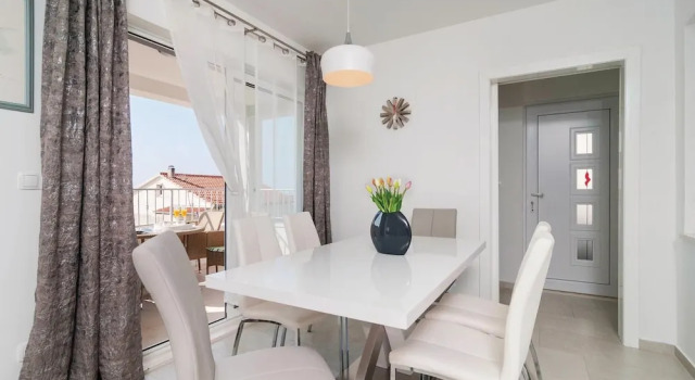 Nice Apartment in Podstrana With 2 Bedrooms and Wifi, Varaa Huoneisto Hotellit Strožanac pysäköinnillä, Pysäköinti