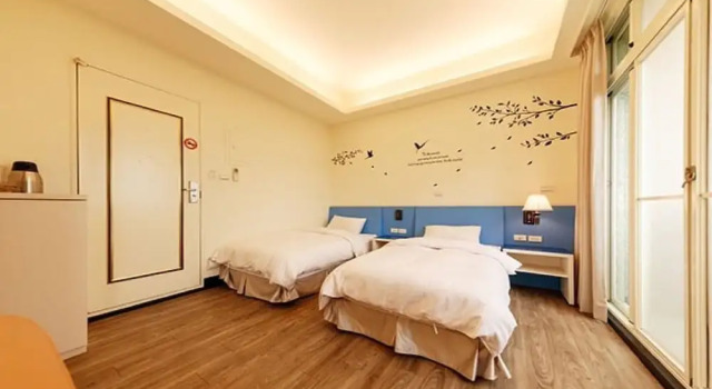 Standard Triple Family room Backpacker B&B