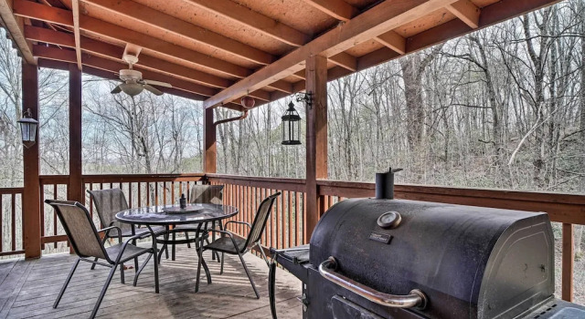 Коттедж с 3 комнатами с балконом Wraparound Deck & Hot Tub: Cabin in Sevierville