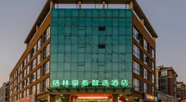 GreenTree Inn Hefei Lujiang Yulongwan Express Hotel, Rezerwuj Hotel Hotele w Lujiang z parkingiem, Parking