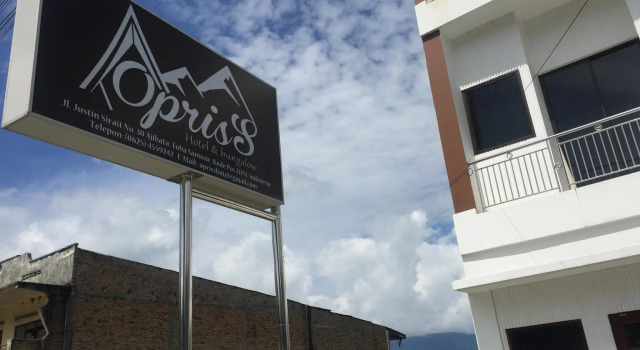 Opriss Hotel, Rezerwuj Hotel Parapat Sumatra
