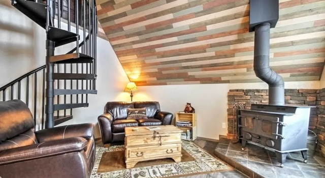 Коттедж c 1 комнатой с балконом Hillside Cripple Creek Cabin w/ Hot Tub, Mtn Views