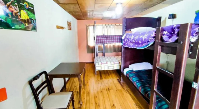 Кровать в общем номере Hostal La Guayunga RoofTop