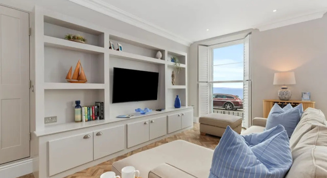 3 Croft House - Beach Front Sea Views Parking