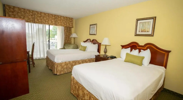 Четырёхместный люкс Clarion Hotel & Suites Convention Center Fredericksburg