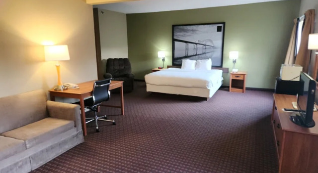 Номер Deluxe MainStay Suites LeClaire - Quad Cities