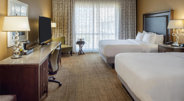 Четырёхместный номер Standard с красивым видом из окна Hilton St. Louis Airport