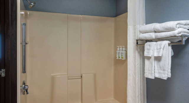 Двухместный люкс c 1 комнатой AmericInn by Wyndham Eau Claire