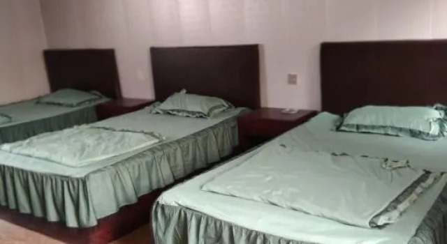 Кровать в общем номере Yuzhong Hotel