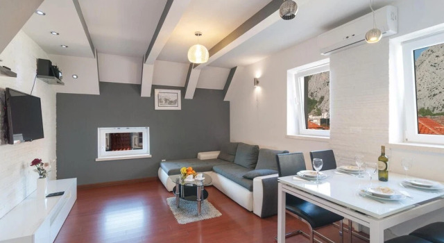 Amazing Home in Omis With Wifi and 1 Bedrooms, Rezerwuj Hotel Hotele w Split-Dalmatia County z parkingiem, Parking