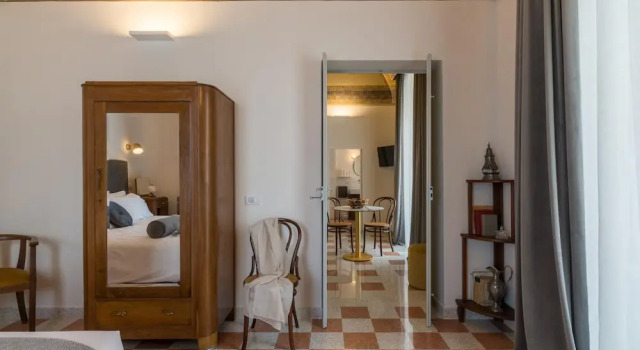 1940 Luxury Accommodations - Rubino Boutique Apartment