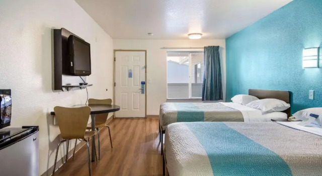 Четырёхместный номер Standard Motel 6 Portland Mall - 205