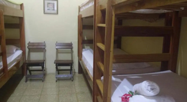 Postel ve společném pokoji Rio Celeste Backpackers