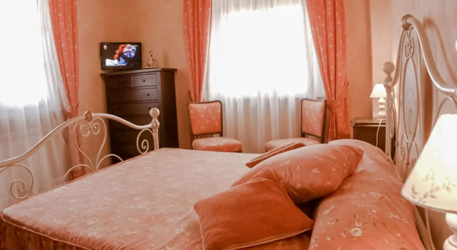 Beautiful villa sleeps 8 with private garden and pool-VILLA AGRIROSA