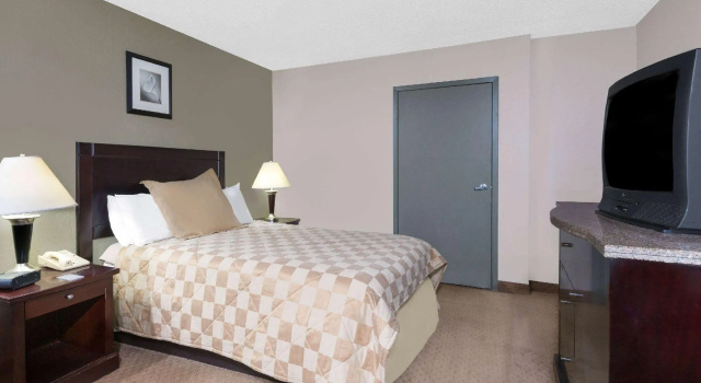 Howard Johnson Inn Cleveland Airport