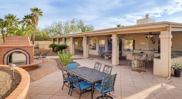 Коттедж Resort-style Backyard & Pool: Luxe Tucson Home