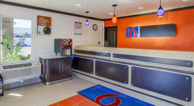 Motel 6 San Diego, CA Airport Harbor, Забронировать Мотель Сан-Диего - центр города Сан-Диего