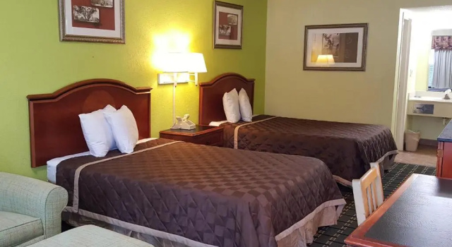 Четырёхместный номер Standard American Inn Columbia