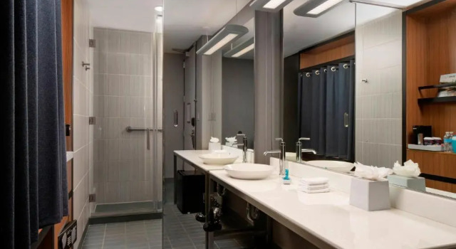 Четырёхместный номер Standard Aloft by Marriott Rogers-Bentonville