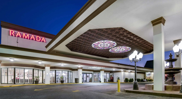 Ramada by Wyndham Metairie New Orleans Airport, Забронировать Отель Отели Метари с бассейном, рядом с Crescent City Surgical Centre, Бассейн