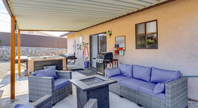 Коттедж Desert Oasis w/ Hot Tub! 6 Mi to Lake Havasu
