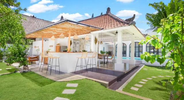 Вилла Villa Cologne - 6 BDR Villa, 2 Private Pools & Huge Garden, Walk to the Beach