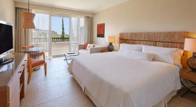 Двухместный номер Deluxe с балконом и с частичным видом на море The Westin Resort, Costa Navarino