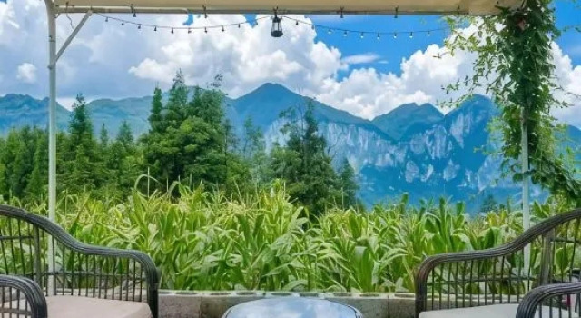 Siji Shanju Guesthouse, Prenota Hotel Enshi Prefecture Cina