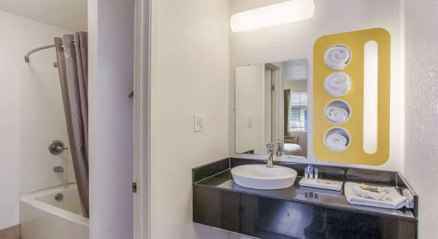 Номер Standard Americas Best Value Inn Bowling Green