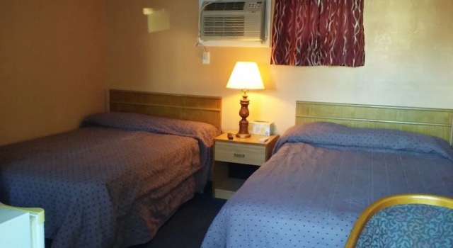 Четырёхместный номер Standard Riverside Motel