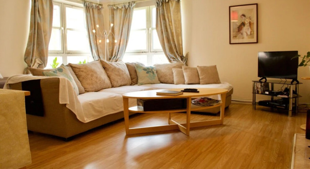 3 Bedroom Flat in Edinburgh, Забронировать Отель Отели Эдинбурга с парковкой, рядом с Bourne Fine Art, Парковка