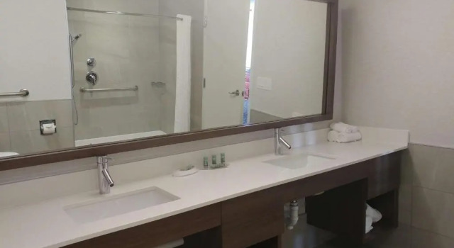 Люкс с балконом Best Western Hotel Brossard