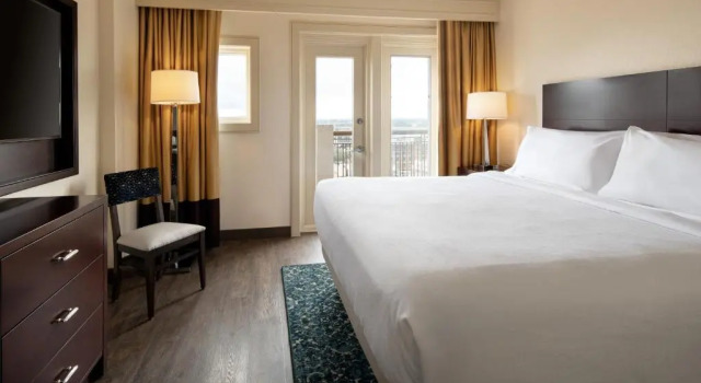 Двухместный люкс Mobility Hearing Access Roll In Shower Embassy Suites by Hilton New Orleans Convention Center