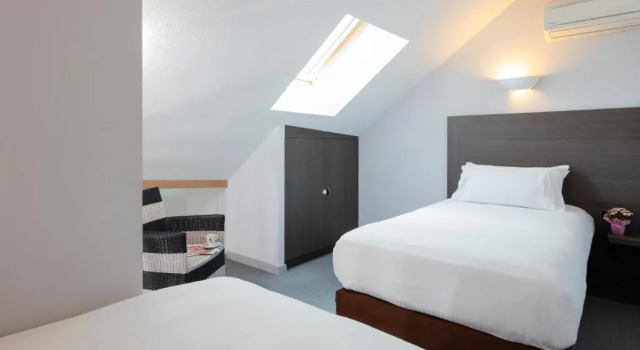Четырёхместный номер Standard Дуплекс Logis Hôtel des Deux Forts