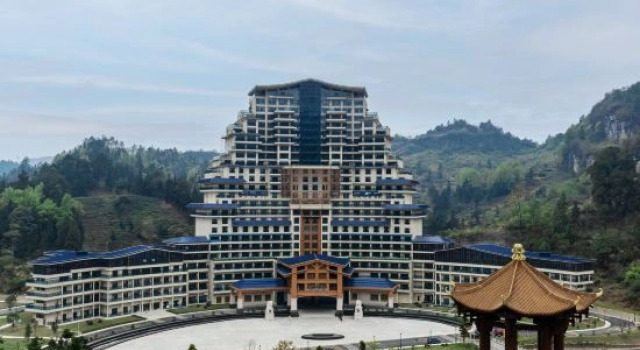 Holiday Villa Resort & Suites Zilin Mountain, Book Resort Resort Hotels in Qiannan, Resort