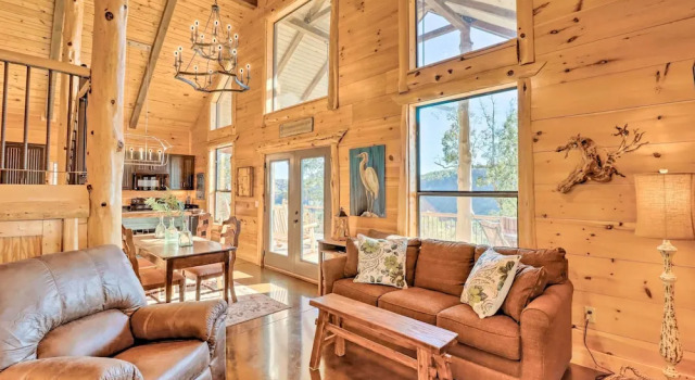 Mountain View Hideaway w/ Outdoor Fireplace!, Varaa Lomakoti Mountain View 