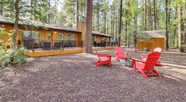 Коттедж Near Fishing & Hiking: Pinetop Log Cabin w/ Deck!