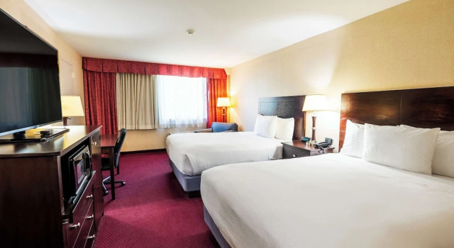 Четырёхместный номер Standard с видом на внутренний двор Fireside Inn & Suites Portland