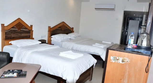 Hotel Tridev, Забронировать Отель Отели Джамму и Кашмира с парковкой, Парковка