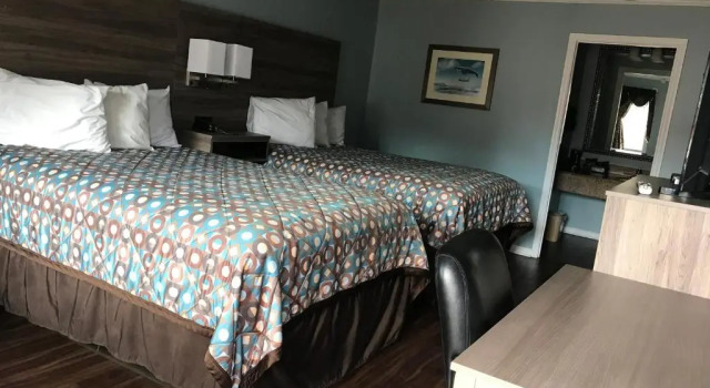 Четырёхместный номер Standard Winton Inn & Suites